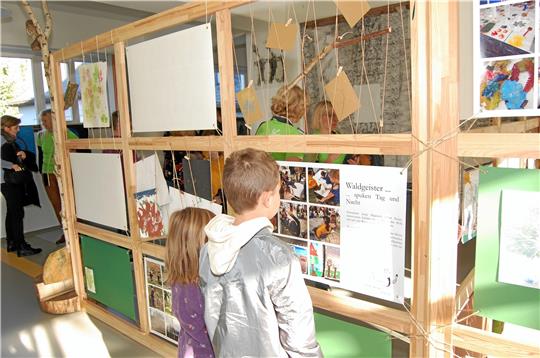 Kinder besuchen die Ausstellung „Wald für morgen“, eine der Aktionen des Vereins im vergangenen Jahr. Archivfoto: Heinichen