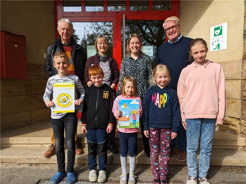 Grundschule Othfresen von Klasse 2000 ausgezeichnet Kinder der Grundschule Othfresen nehmen die Auszeichnung entgegen, dahinter: Gerd Niehus (l.), Vorstandsmitglied der Scout Kinder-Jugendstiftung, Angela Stödter, Beraterin Prävention bei der AOK, Schulleiterin Linda Redlich, Felix Wentz, Ansprechpartner Klasse 2000 beim Lionsclub Goslar-Kaiserpfalz. Foto: Raksch