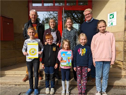Kinder der Grundschule Othfresen nehmen die Auszeichnung entgegen, dahinter: Gerd Niehus (l.), Vorstandsmitglied der Scout Kinder-Jugendstiftung, Angela Stödter, Beraterin Prävention bei der AOK, Schulleiterin Linda Redlich, Felix Wentz, Ansprechpartner Klasse 2000 beim Lionsclub Goslar-Kaiserpfalz.  Foto: Raksch
