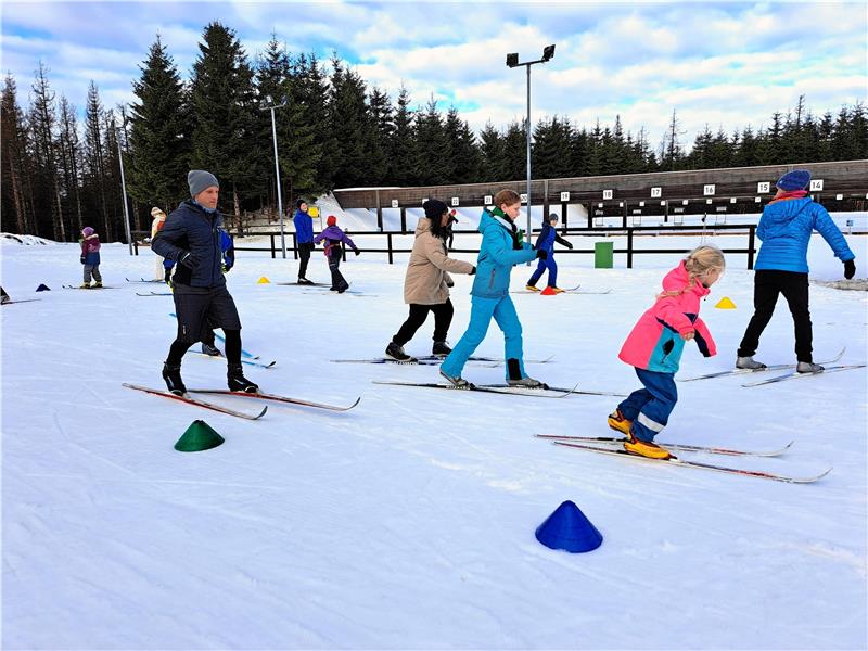 Langlauf-Camp für Kinder von Hannover 96 im Oberharz Kinder des Vereins Hannover 96 gewöhnen sich unter Aufsicht des Sportinstituts spielerisch an die Langlaufskier. Fotos: Sportinstitut