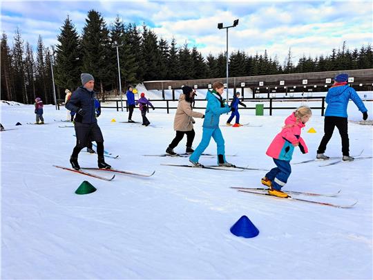 Kinder des Vereins Hannover 96 gewöhnen sich unter Aufsicht des Sportinstituts spielerisch an die Langlaufskier. Fotos: Sportinstitut