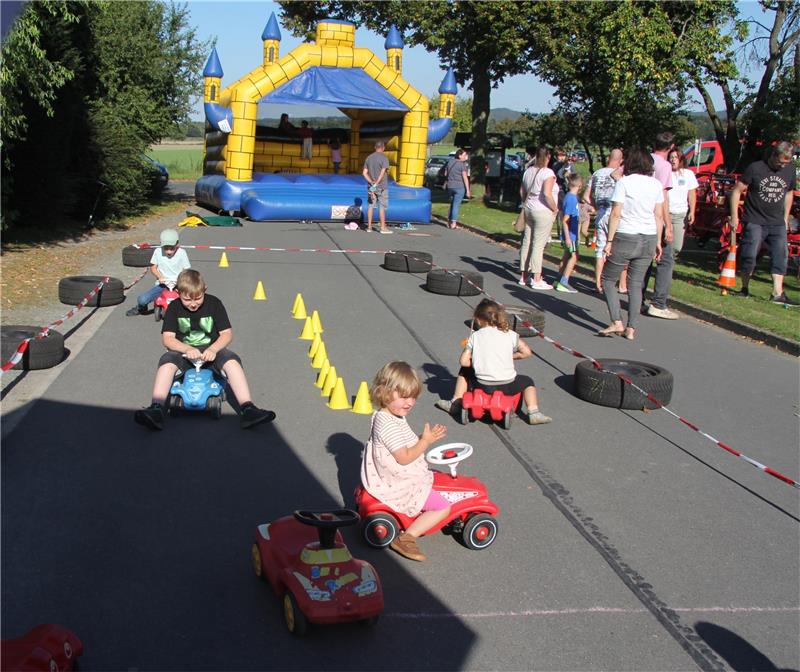 Bredelem feiert Dorffest mit viel Musik Kinder fahren Rennen mit Bobbycars. Foto: Hohaus