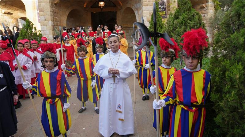 Kinder in Papst- und Gardistenkostümen erwarten Leo XIV. im De la Croix Krankenhaus im Libanon