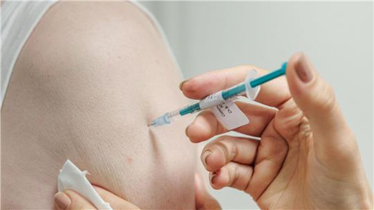 Kinder in den USA sollen nach dem Willen der US-Regierung künftig weniger Impfungen erhalten. (Symbolbild)