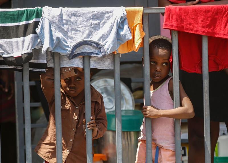 Kinder in einer Unterkunft für Familien, die durch Bandengewalt vertrieben wurden.