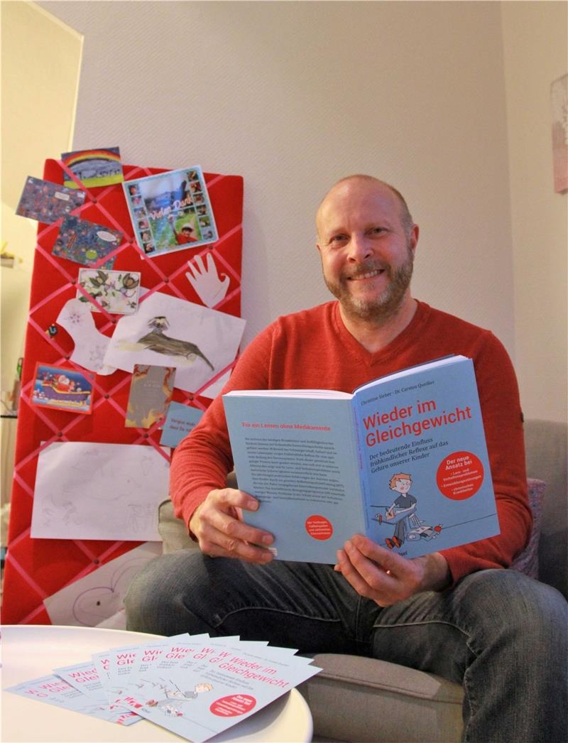 Ein Herzenswunsch ist nun gedruckt Kinder ins Gleichgewicht zu bringen, das ist das Anliegen von Dr. Carsten Queißer und Mitautorin Christine Sieber. Sie haben ein Buch über frühkindliche Reflexe geschrieben, welche Symptome sich zeigen, wenn sie nicht zeitgerecht ablaufen und wie ein spezielles Training helfen kann. Foto: Potthast