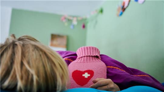 Kinder mit Pims entwickeln Wochen nach einer Corona-Infektion beispielsweise hohes Fieber und Hautausschläge. (Symbolbild)
