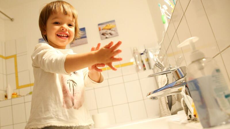 So schützen Sie Ihre Kleinen vor Kinderkrankheiten Kinder müssen lernen, wie sie sich gründlich waschen. So können sie selbst das Infektionsrisiko senken.