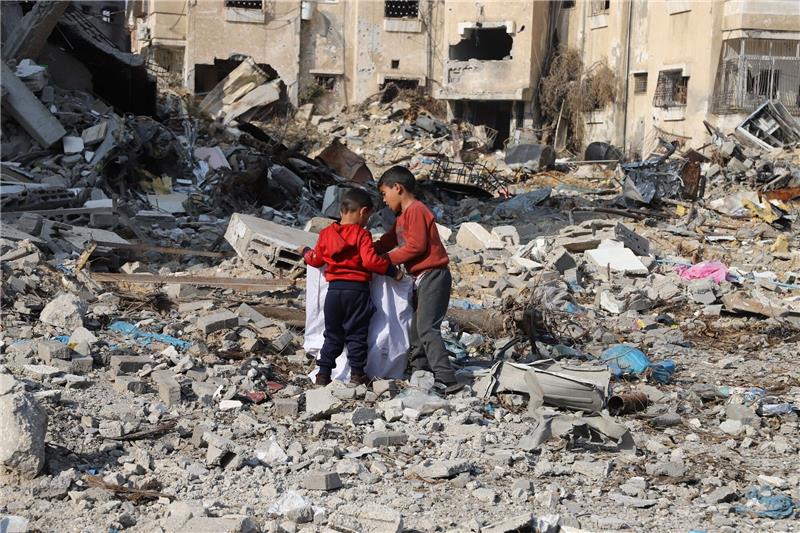 Israel: Dutzende Hamas-Terroristen in Chan Junis getötet Kinder sammeln Gegenstände in den Trümmern zerstörter Gebäude im Flüchtlingslager Dschabalia am Rande von Gaza-Stadt.