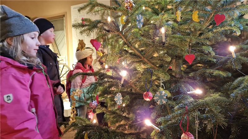 So schön weihnachtlich wird es im Welterbe im Harz Weihnachtsschicht im Oberharzer Bergwerksmuseum, Kinder schmücken Bäume