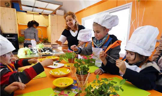 Kinder sind oft wählerisch beim Essen, mit der richtigen Herangehensweise und ein paar Tricks kann man ihnen das Essen jedoch schmackhaft machen. Foto: dpa