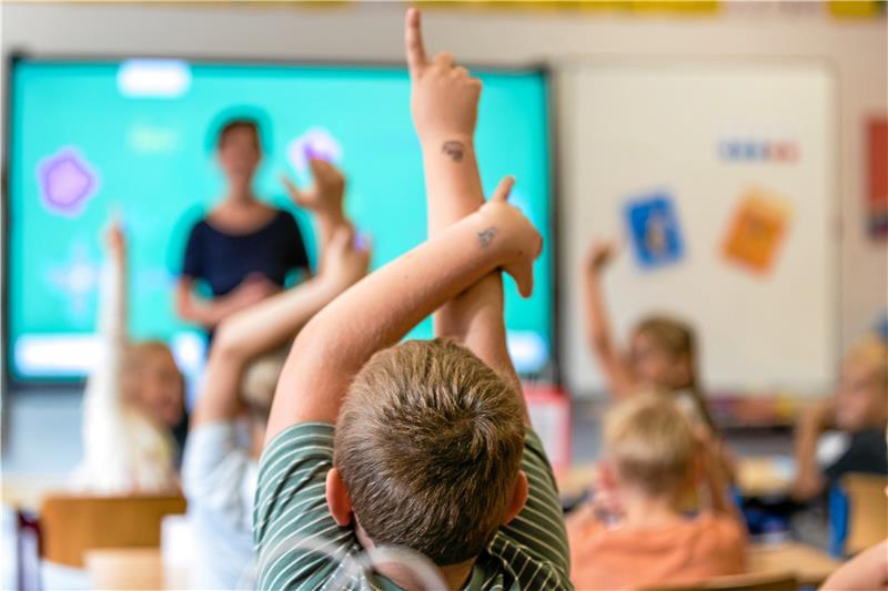 Kinder sitzen am ersten Schultag nach den Sommerferien in ihrem Klassenraum.  Foto: Hammerschmidt/dpa
