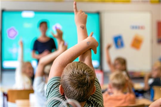 Kinder sitzen am ersten Schultag nach den Sommerferien in ihrem Klassenraum.  Foto: Hammerschmidt/dpa