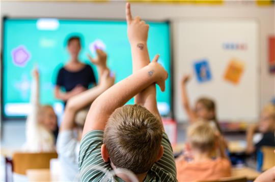 Kinder sitzen am ersten Schultag nach den Sommerferien in ihrem Klassenraum. Foto: Frank Hammerschmidt, pa/dpa