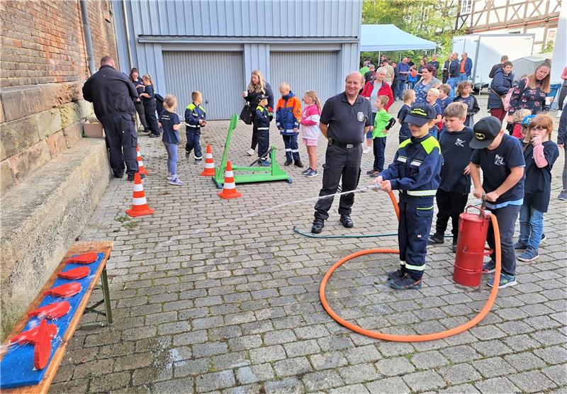 Kinder spielen auf dem Hof. Foto: Hohaus