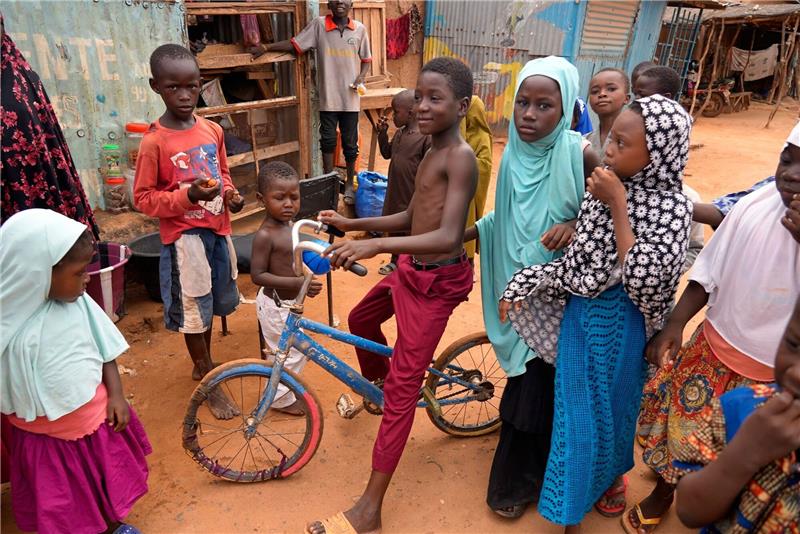 Rotes Kreuz warnt vor Lebensmittelkrise im Niger Kinder spielen auf der Straße. Nach dem Putsch im Niger befürchten Experten eine anstehende Lebensmittelkrise.