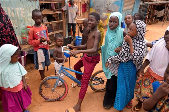 Kinder spielen auf der Straße. Nach dem Putsch im Niger befürchten Experten eine anstehende Lebensmittelkrise.