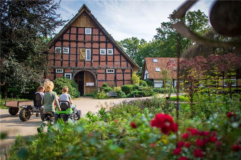 Kinder spielen auf einem Bauernhof in Niedersachsen.