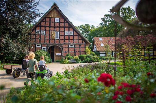 Kinder spielen auf einem Bauernhof in Niedersachsen.