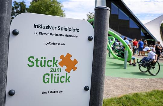 Kinder spielen bei der Eröffnung des ersten inklusiven Spielplatzes in Bremen an einem Spielgerät.