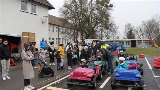Kinder üben das Autofahren mit umgebauten Elektroautos auf dem neuen Verkehrsübungsplatz in Goslar.