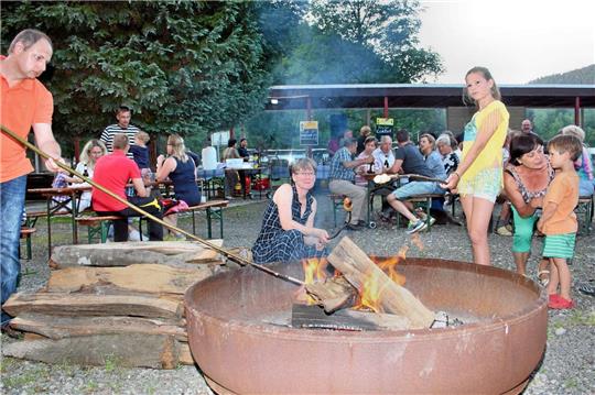 Kinder und Erwachsene erfreuen sich am Lagerfeuer im Lautenthaler Kurpark. Archivfoto: Leifeld