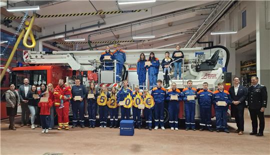 Kinder- und Jugendgruppen der Feuerwehr und des DRKs freuen sich über insgesamt 5200 Euro.