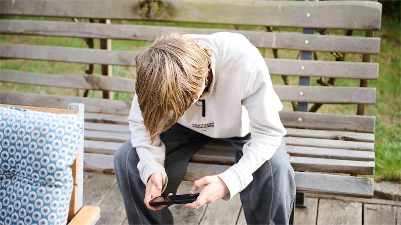 Kinder und Jugendliche brauchen aus Sicht von Verbraucherschützern keine bloßen Nutzungsgrenzen, sondern Plattformen, die von vornherein sicher sind. (Symbolbild)