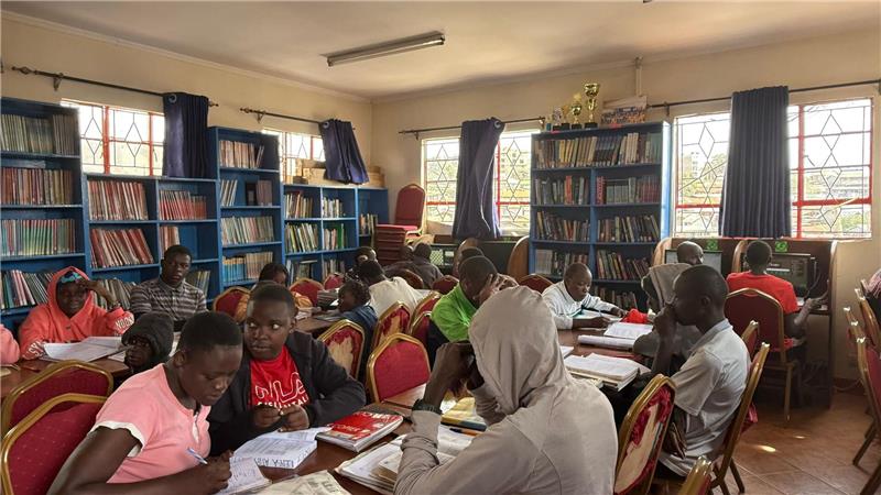 Kinder und Jugendliche lernen in der Bücherei der Selbsthilfeorganisation Shofco in Kibera, Nairobis größtem Slum. (Archivbild)