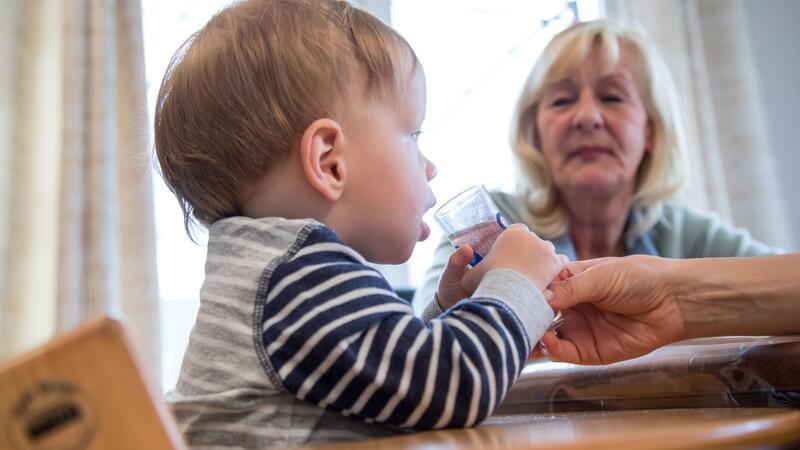 Kinder und ältere Menschen sollten bei Hitze viel trinken.