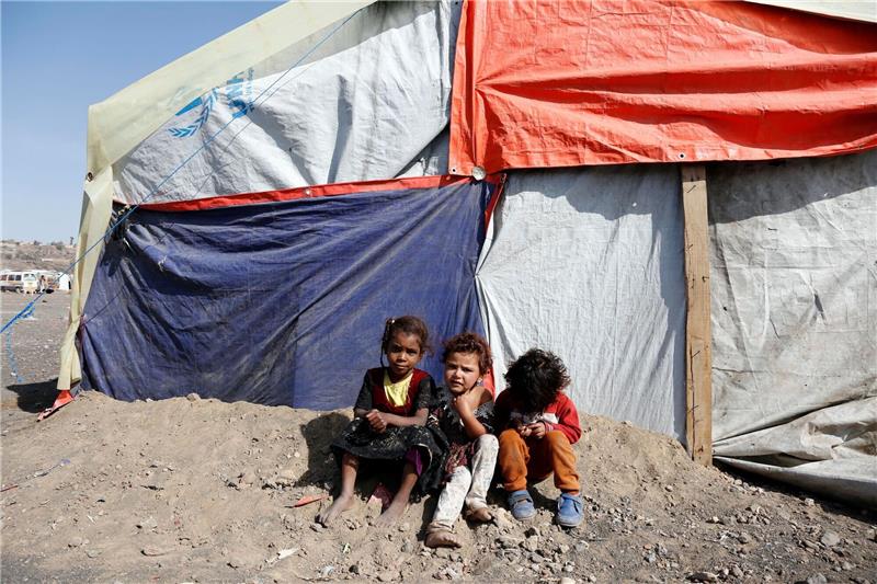 Jemen soll mehr als 1,1 Milliarden Euro bekommen Kinder vor einem Zelt im Lager Dharawan für Binnenflüchtlinge in der Nähe von Sanaa.
