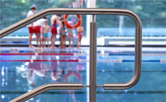 Kinder während eines Schwimmkurses. Immer mehr Kinder können nicht oder nur schlecht schwimmen. In Göttingen hilft nun ein neues Sicherheitssystem den Bademeistern bei ihrer Arbeit. Foto: Sven Hoppe/dpa