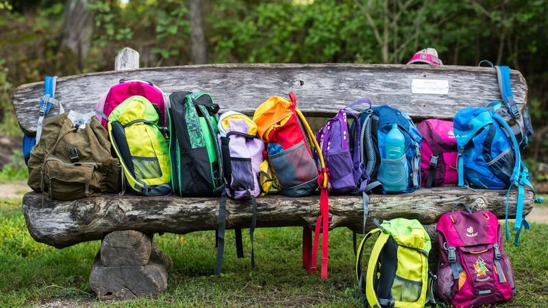 Kinder wollen oft einen eigenen Rucksack tragen. Er sollte jedoch besonders leicht sein.