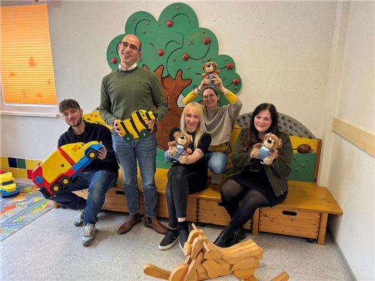 Kinderarzt Dr. Hasan (2. v. l.) mit MVZ-Praxismanagerin Jana Rainoch (r.) und Mitarbeitern der Praxis, in der früher Dr. Friedemann Scheel prraktiziert hat.