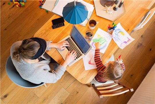 Kinderbetreuung und Homeoffice: Frauen müssen oft zwei Aufgaben unter einen Hut bringen.