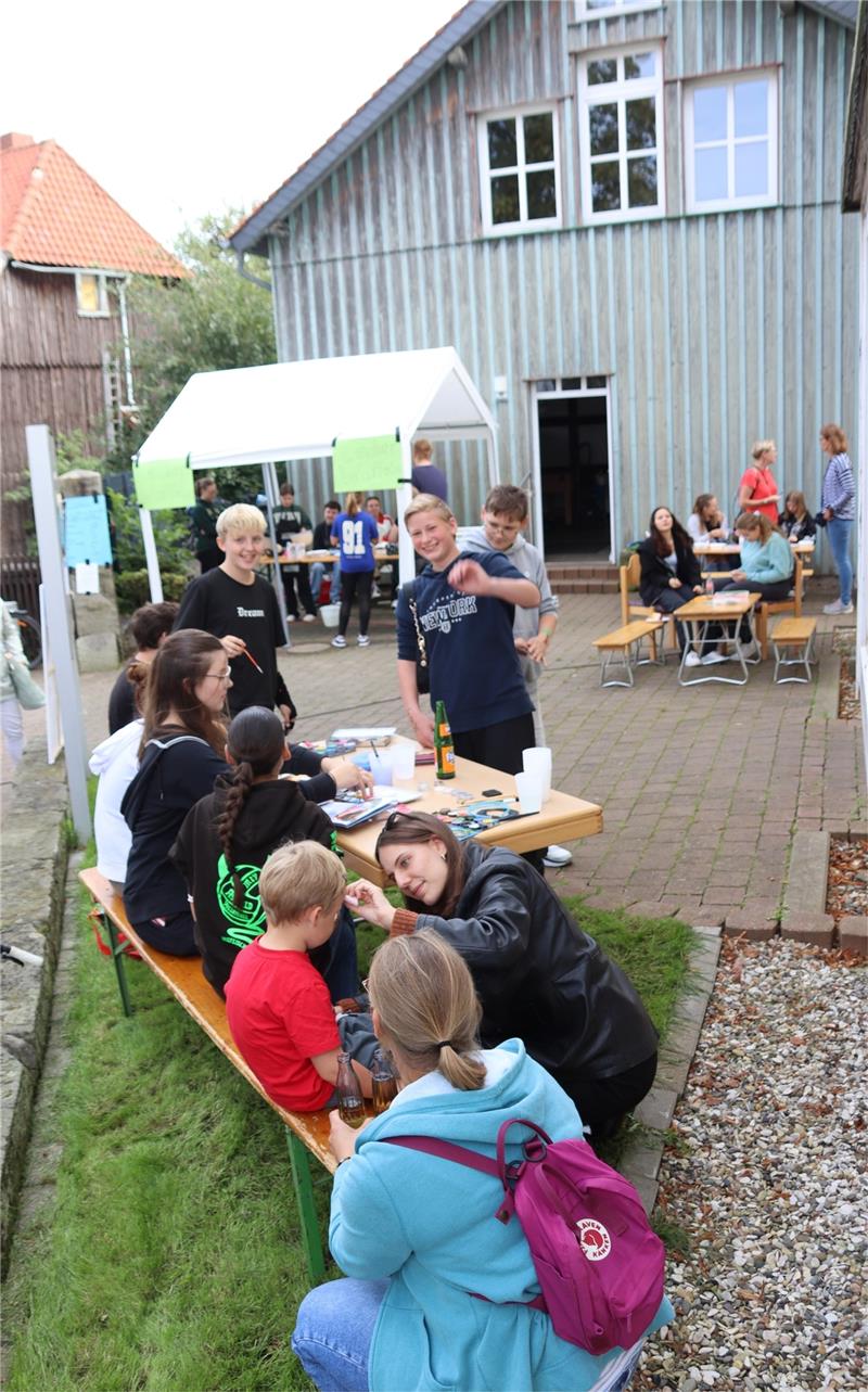 Kirchweihfest in Astfeld: Auch ein Storch macht seine Aufwartung Kinderschminken findet viel Anklang. Foto: Neddermeier