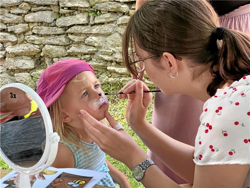 Kinderschminken gehört zu den Aktionen, an denen sich am Samstag Warteschlangen bilden. Foto: Eggers