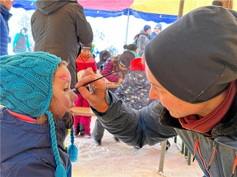 Kinderschminken mit der Venito-Jugendhilfe.
