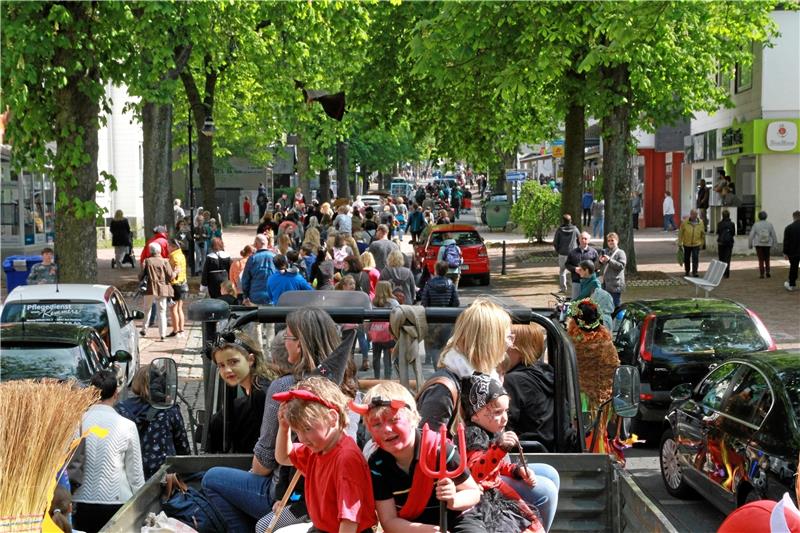 Kinderwalpurgis, Badepark, Umzug