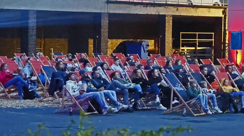 Kino für Klein und Groß: Auf den Liegestühlen lässt sich der Film gemütlich genießen.