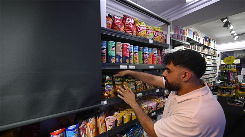 Kioskbetreiber müssen die Knabbersachen deshalb abdecken, da nach 20.00 Uhr nur noch ein bestimmtes Sortiment angeboten werden darf.