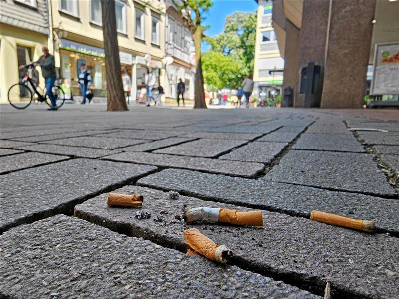 Kippenstummel auf der Straße sind ein Ärgernis und eine Umweltsünde. Aber wie kann man sie verhindern? Foto: Sowa