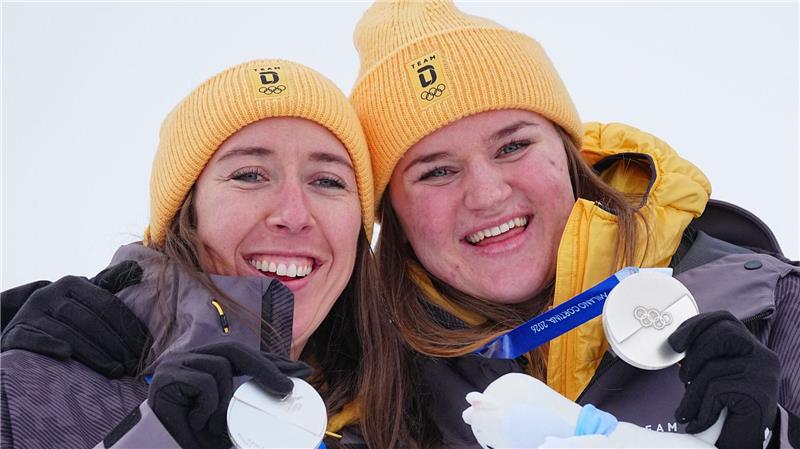 Kira Weidle-Winkelmann (links) jubelt zusammen mit Emma Aicher über Kombi-Silber.