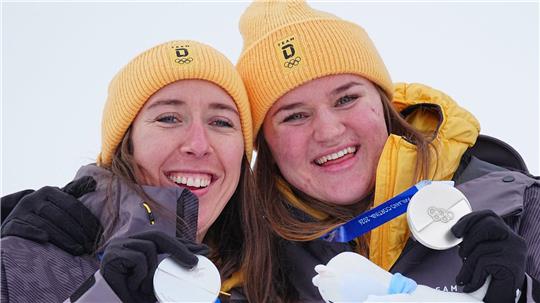 Kira Weidle-Winkelmann (links) jubelt zusammen mit Emma Aicher über Kombi-Silber.