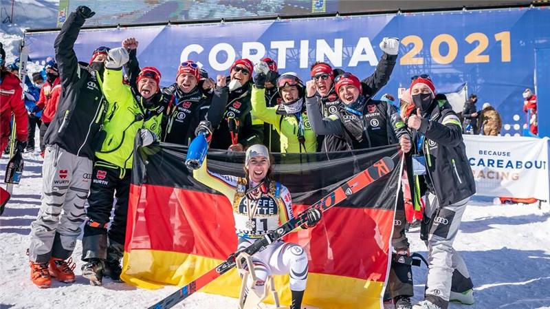 Zweifel vor Ski-WM? DSV-Team beschwört Geist von Cortina Kira Weidle bejubelt ihr Überraschungs-Silber bei der WM 2021 in Cortina. (Foto Archiv)