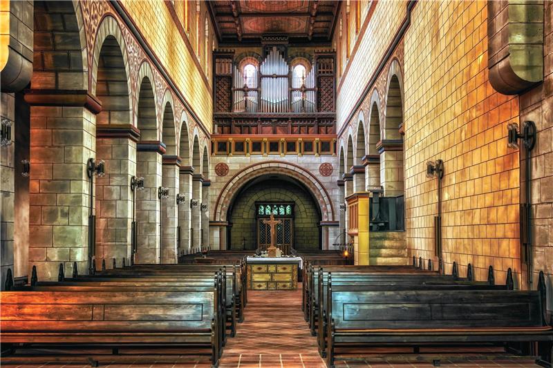 Angst, dass die Kapitäne von Bord gehen Kirchenbänke bleiben immer häufiger leer, die Mitglieder werden weniger. Die evangelisch-lutherische Landeskirche in Braunschweig denkt im „Zukunftsprozess“ über Einsparungen und eine Neuausrichtung ihrer Arbeit nach. Symbolfoto: Pixabay