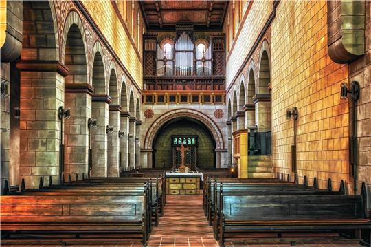Kirchenbänke bleiben immer häufiger leer, die Mitglieder werden weniger. Die evangelisch-lutherische Landeskirche in Braunschweig denkt im „Zukunftsprozess“ über Einsparungen und eine Neuausrichtung ihrer Arbeit nach. Symbolfoto: Pixabay