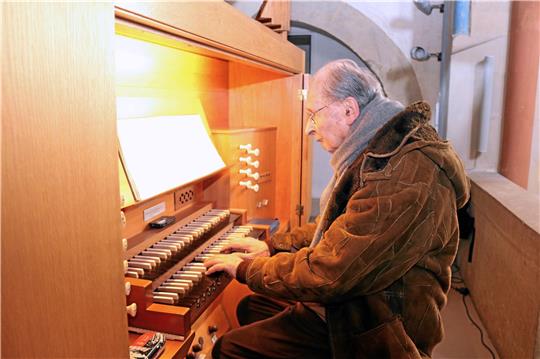 Kirchenmusikdirektor Klaus Dieter Kern bereitet sich an der Orgel in der Neuwerkkirche auf sein 1000. Konzert vor. Foto: Hartmann