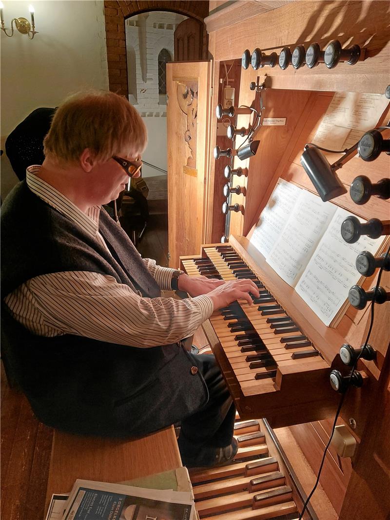 „Schööön“: Drei Konzerte in drei Kirchen Kirchenmusiker Matthias Wagener improvisiert an der Orgel in Liebenburg. Foto: Jelinski