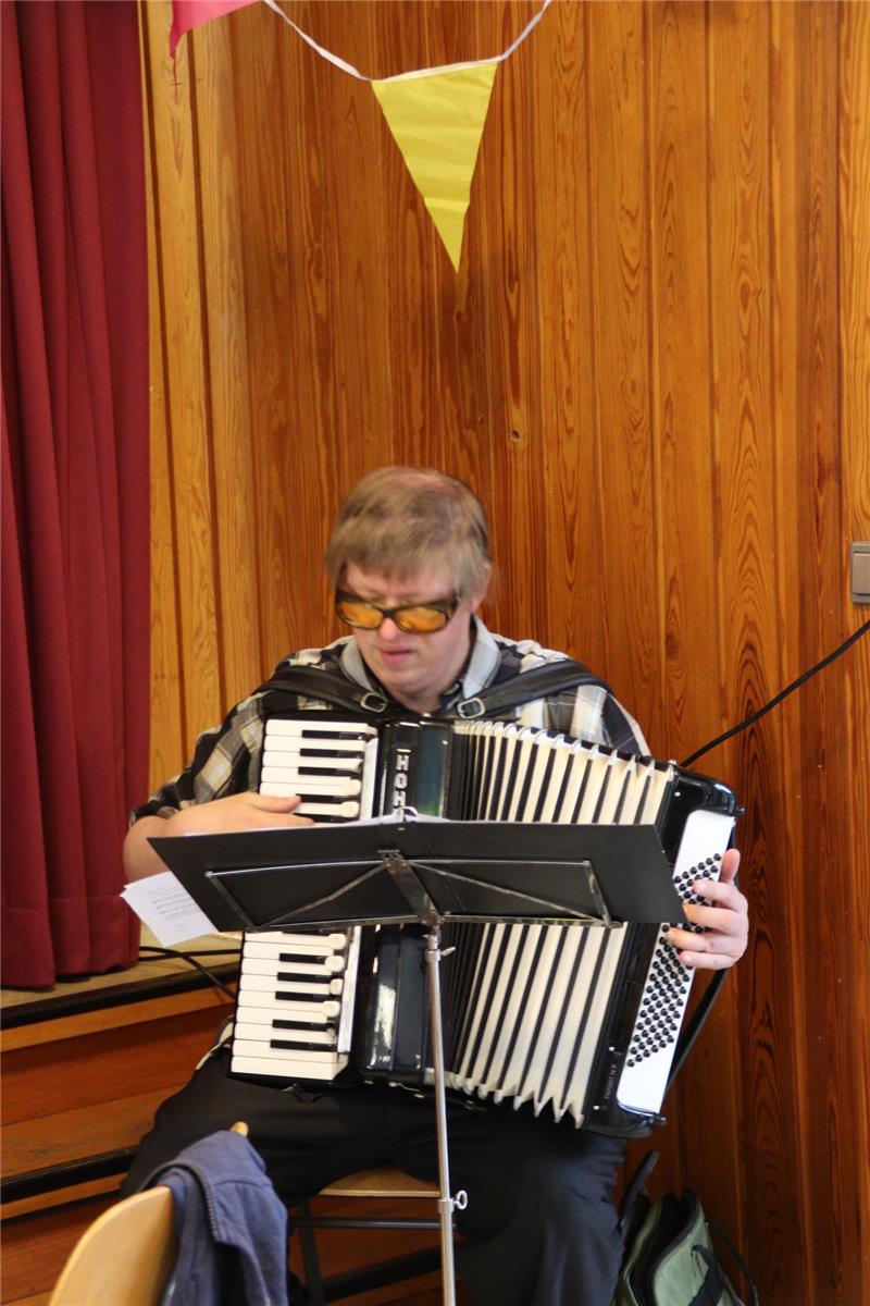 Kinder erhalten zum Schulstart einen Segen Kirchenorganist Matthias Wagener spielt zur Feier des Tages Akkordeon. Foto: Jambrek
